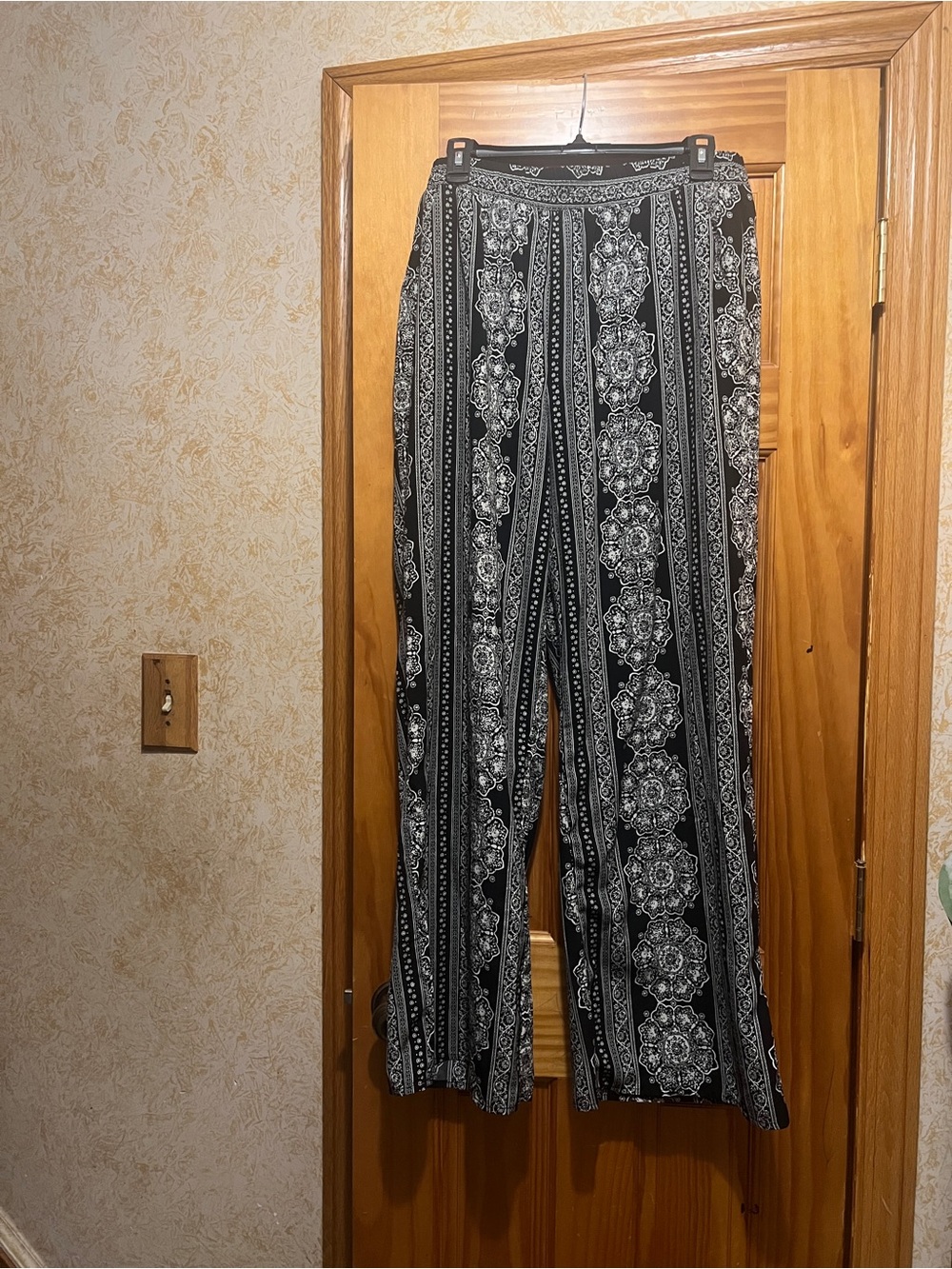 Forever 21 Black & White Medallion Print Wide-Leg Pants